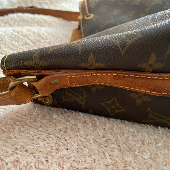 Louis Vuitton Monogram bucket bag!! - Picture 6 of 9